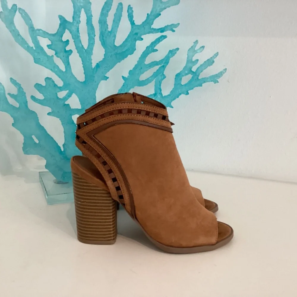 Dolcetta Riley Laser Cut Open Toe Chestnut Ankle Booties Size 6M Chucky Heels